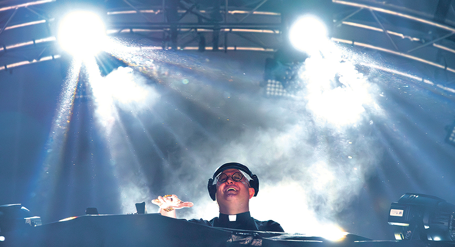 Der portugiesische Diözesanpriester Guilherme Guimarães Peixoto begeistert als Padre Guilherme viele Menschen mit seinen Techno-Shows. Sie verbinden sakrale Klänge mit elektronischer Tanzmusik.