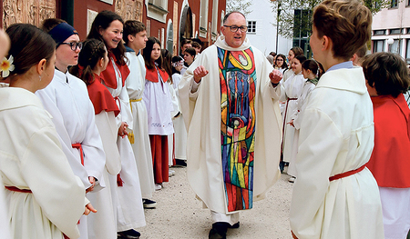 Pfarrer Wolfgang Schnölzer und die Minis.  Moser