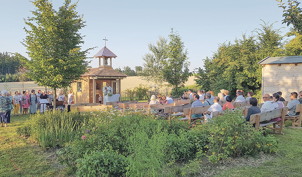 Segnung der Agnes-Kapelle: Familie Silber und Mitarbeiter feiern das Fest des Hl. Josef 