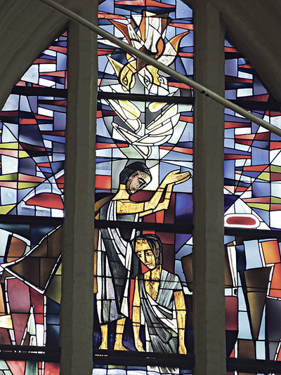 Glasfenster (Ausschnitt) in der Katharinenkirche in Hamburg