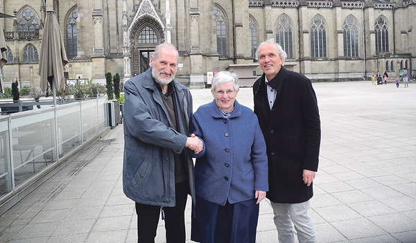Herausgeber Willi Vieböck gratuliert der Gewinnerin Kl. Sr. Resi vom Orden der Kleinen Schwestern Jesu. Rechts im Bild: Manfred Meraner vom Verlag Veritas 