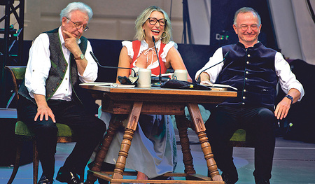 Monika Gruber ist oft als Solokünstlerin, aber auch gemeinsam mit Kollegen wie hier mit Gerd Anthoff (li) und Michael Lerchenberg (re) auf der Bühne zu erleben. Am 12. Juli kommt sie mit „Opern auf ­Bayrisch“ zu Klassik am Dom. 