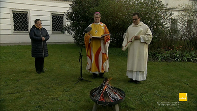 Lichtfeier am Beginn der Osternacht: Bischof Manfred Scheuer beim Osterfeuer mit Diakon Anton Birngruber und Schwester Maria Regina Scherrer.