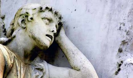 Engel auf einem Grabstein
Grab,Friedhof,Grabstein,Vergessen,Vergessenheit,Andenken,Gedenken,Allerheiligen,Einsamkeit,Vereinsamen,Zeit,Erinnerungen,Leidender,Wohin,Zukunft,Verzweiflung,Verzweifelter,Religion,Danach,Ewigkeit,Mahnmal,
Copyright (2000) b