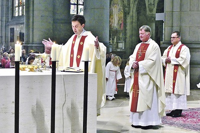 Der Neupriester Franziskus Schachreiter am Altar. 