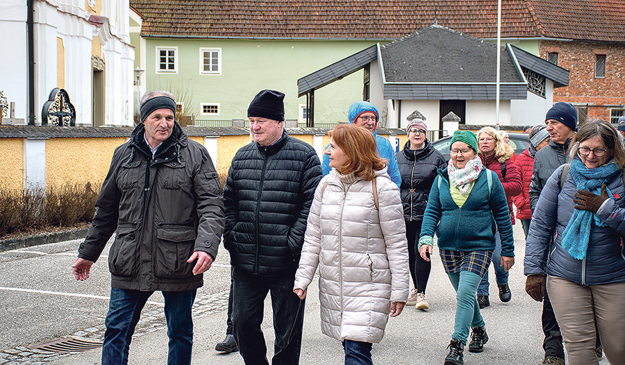 Unterwegs kamen die Pilger:innen mit Bischof Scheuer (2. v. links) ins Gespräch.  