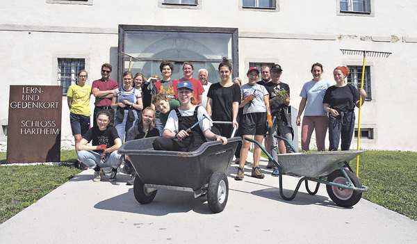 Zwei Wochen lang helfen die Freiwilligen bei Arbeiten in und um Schloss Hartheim.  