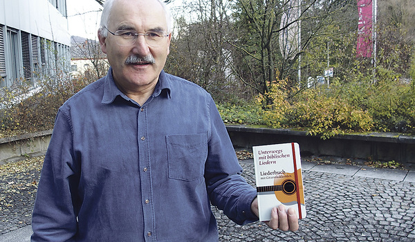 Franz Kogler freut sich über das jüngste Buch aus der Werkstätte des Linzer Bibelwerks: „Unterwegs mit biblischen Liedern“