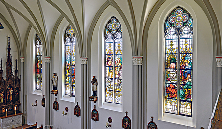 Die Lichtspuren der Fenster einer Kirche zu erkunden ist spannend und bringt dich zur Ruhe. Im Bild: Pfarrkirche Pollham St. Laurentius. 