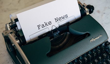 Schreibmaschine mit einem Aufdruck auf dem Papier: Fake News 