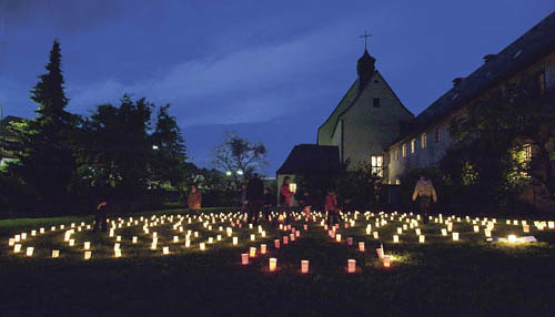 Lange Nacht der Kirchen ? erstmals auch im Salzkammergut und mit einem vielfaeltigem AngebotBild: ehemalige Kapuzinerkirche mit Klagemauer im Klosterkeller, Lichterlabyrinth und Klosterkueche
