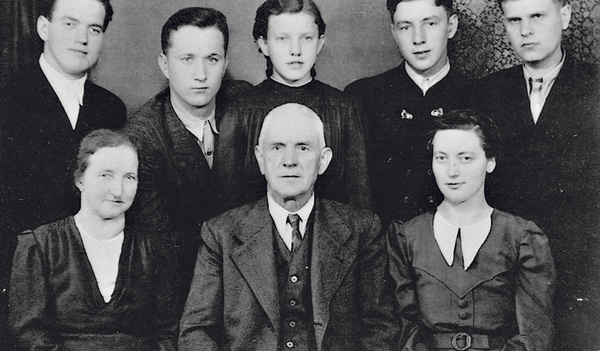 Gruppenbild mit Geretteten, 1945: Anna (hinten Mitte) mit ihren Eltern Maria und Johann Langthaler, drei ihrer Geschwister sowie Nikolaj Cemkalo (hinten, 2. von links) und Michail Rybcinskij (hinten rechts). 