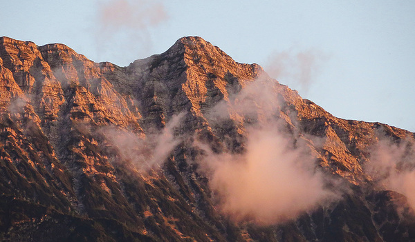 Die Berge haben eine Botschaft – erst recht, wenn man sie mit der Bibel in Beziehung setzt. Das Bild ist dem Buch von Martin Ebner entnommen, das mit Unterstützung des Bibelwerks Linz entstanden ist.    