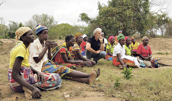 Mosambik: Frauen überlegen Schritte für den Wiederaufbau. Im Bild mit SEI-SO-FREI-Geschäftsführer Franz Hehenberger.  
