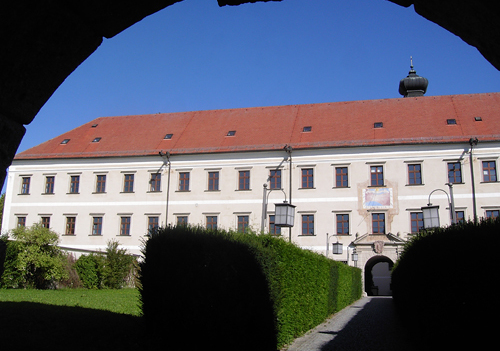 Das Stift Gleink wurde bis 2009 als Caritas-Heim geführt.