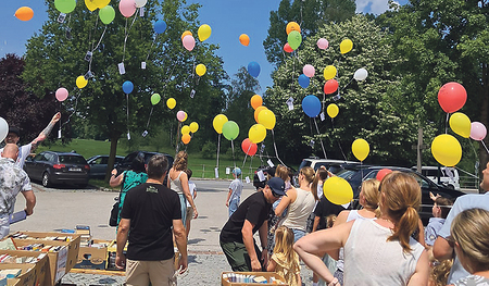 „Freude mitnehmen“: Luftballonsstart beim Jubiläumsfest.   