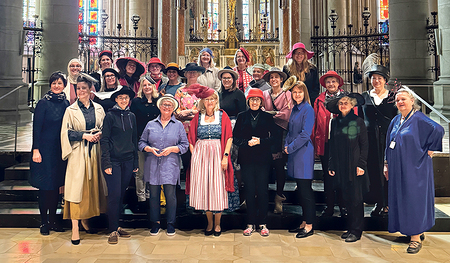 Die 30 Domfrauen verknüpfen ihre Lebens- und Glaubensgeschichten mit dem Dom und waren auch 2024 im Einsatz (links). Domfrau Veronika Kitzmüller koordiniert das neue Führungsprogramm für den Mariendom (rechts).   