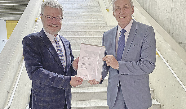 Hofrat Franz Keplinger (rechts) mit Franz Asanger (links) vom Hochschulrat   