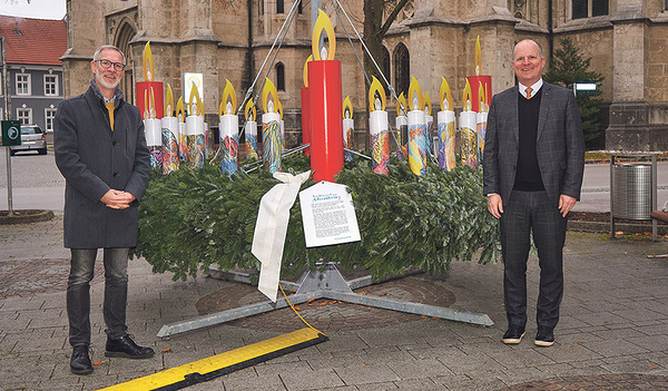 Der Diakonie-Adventkranz hängt heuer erstmals auch in Bad Hall.   