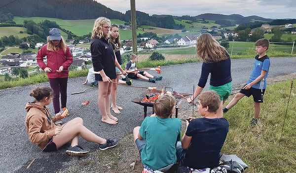 Jugendliche grillen gemeinsam am Abend der Veranstaltung „Almleuchten“, die zur Sommersonnenwende stattfindet. Tausende Fackeln leuchten dabei in mehreren Mühlviertler Gemeinden. Die Ini­tiative dazu setzte die Jugendtankstelle Mühlviertler Alm. 