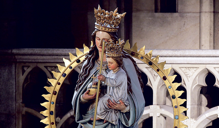 Die Maria Immaculata an der Spitze des alten Hauptaltars des Linzer Mariendoms, 15 Meter über dem Boden.  