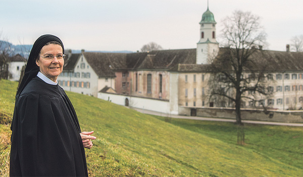 Irene Gassmann (56) ist Priorin des Benediktiner­innenklosters Fahr vor den Toren der Stadt Zürich. Infos zum Kloster Fahr: www.kloster-fahr.ch.