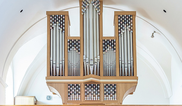 Die kostbare – hier goldene – Perle befindet sich im mittleren Teil am höchsten Punkt der Orgel. 