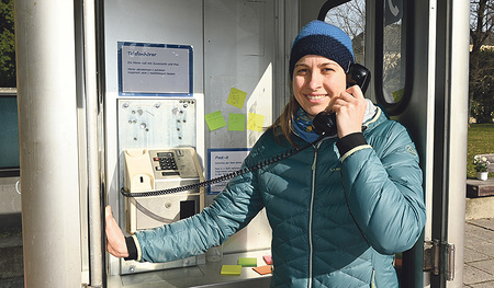 Auf dem Domplatz in Linz steht während der Fastenzeit eine Telefonzelle. Kein Geldeinwurf ist nötig. Abheben genügt und schon hört man Texte der Zuversicht.     