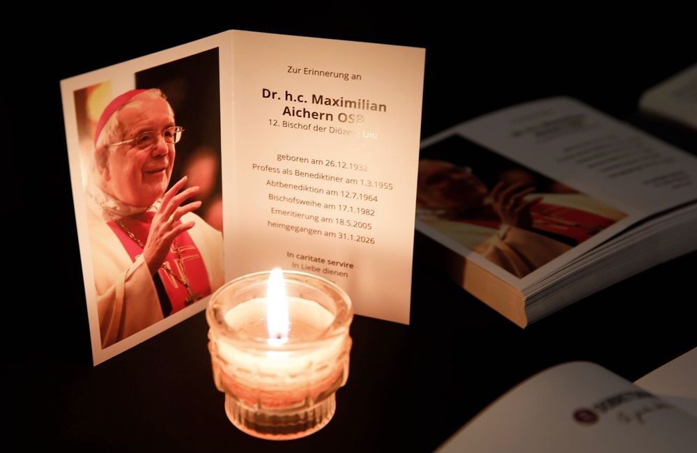 Bild und Kerze: Bischof Maximilian Aichern