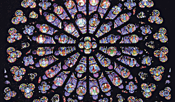 Die Fensterrosen von Notre-Dame in Paris haben den Brand überstanden. Die Rosetten sind innerhalb der großartigen Architektur des Doms nochmals besondere Prunkstücke. Der kunstvollen Struktur einer Rosette liegen häufig Elemente der Zahlen- und Kreis