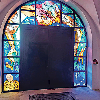 Das fertiggestellte Portal der Pfarrkirche Arnreit