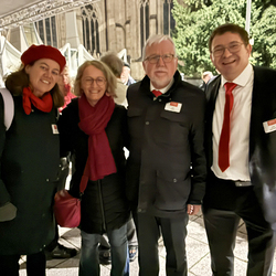 Elisabeth Leitner, Josef Wallner und Heinz Niederleitner mit treuer Abonnentin Ingrid