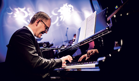 Hans Peter Gratz ist der musikalische Leiter von „Moments in Church“.