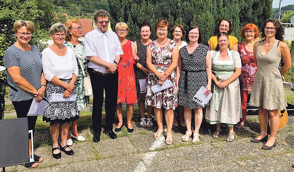 Der Frauen-Rhythmuschor unter Eva Zauner (2. v. re.) überraschte den Jubilar (4. v. li.) mit einem Ständchen.   