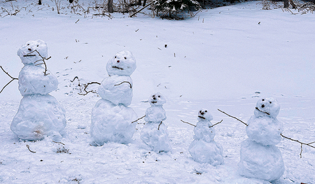 Wer anspruchslos lebt, hat trotzdem Wünsche. Der heilige Franziskus verabschiedete sich vom Wunsch, eine eigene Familie zu haben, indem er eine Schneefamilie baute.  