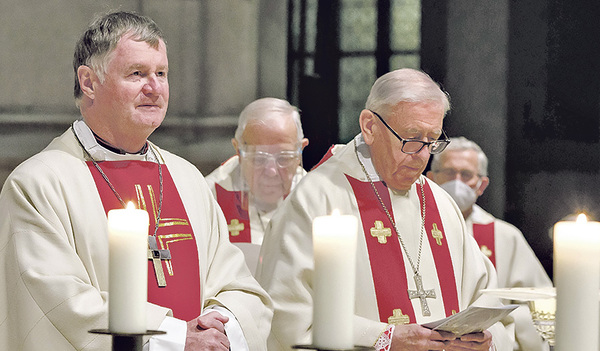 Zwei Jubilare im Mariendom: Diözesanbischof Manfred Scheuer (links) wurde vor 40 Jahren zum Priester geweiht. Altbischof Schwarz (rechts) feierte seinen 80. Geburtstag.   