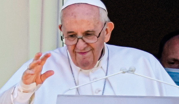 Papst Franziskus am Balkon der Gemelli-Klinik