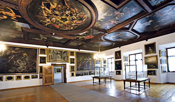 Einer der Schauräume im Stift Kremsmünster. Insgesamt zählen 2.200 Werke zur Sammlung. Am berühmtesten ist wohl der Tassilo-Liutpirc-Kelch im Kaiserzimmer.