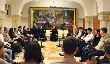 Abt Bernhard (li.) mit Abt Nikodemus und den Pilger:innen aus Kremsmünster.   