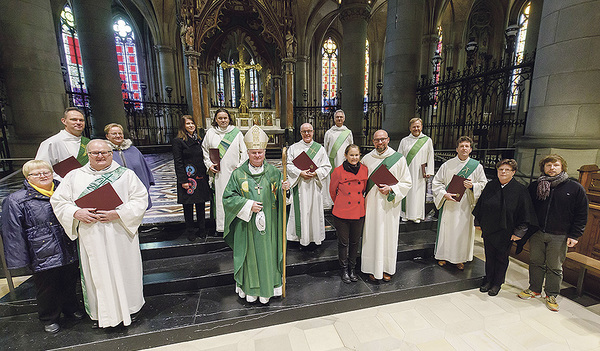 Die neu geweihten Diakone mit Bischof Manfred Scheuer, ihren Ehefrauen bzw. Angehörigen   