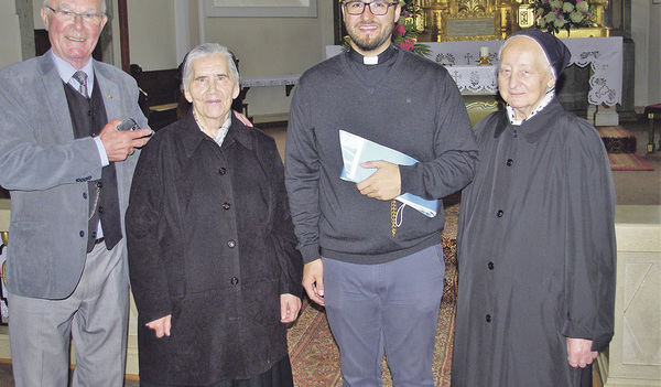 Schwester M. Brunhilde Fuchs (2.v.l.) mit ihrem Bruder Konsulent Oberschulrat Rudi Fuchs (links), Pater Mag. Johannes Haas und Schwester M. Angelina Nöbauer   
