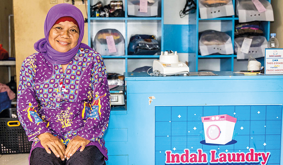 Triendah Daryanti ist 57 Jahre alt, verheiratet, Mutter und Großmutter. 2010 gründete sie eine Wäscherei und betrieb sie von zu Hause aus, bevor sie ein Ladenlokal mietete. Daryanti nahm einen Kredit auf, um Werbebroschüren zu drucken. 