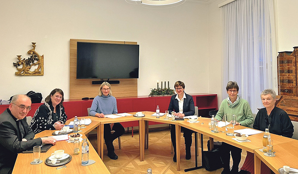 Haben mit Bischof Wilhelm Krautwaschl die Weiterarbeit zur Synode ­besprochen: Gabriele Eder-Cakl, Anna Findl-Ludescher, Lucia Greiner, Christine Rod und Angelika Ritter-Grepl (von links). 