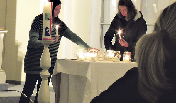 Entzünden der Kerzen beim Politischen Gebet.   KAB OÖ/ELZA
