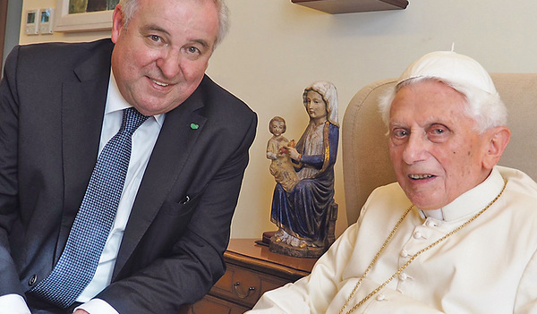 Zwei Steirer und ein Bayer: Schützenhöfer, eine Replik der Gnadenstatue von Mariazell und Benedikt XVI.  