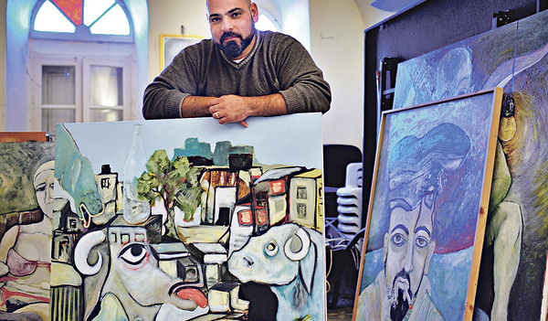 Bashir Qonqar mit seinen Werken. Auch die Situation in seiner Heimat thematisiert er auf künstlerische Weise.  