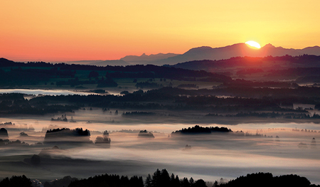 Vielleicht vermittelt dieses Bild etwas von den ersten Takten des erstens Satzes von Bruckners vierter Symphonie. 