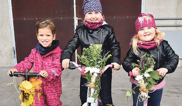 Die Kinder sind mit Begeisterung beim Erndedankfest dabei.  