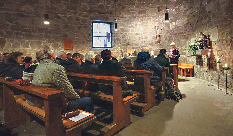 Jägerstätter-Biografin Erna Putz in der Marienkapelle.