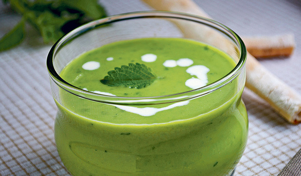 Gazpacho einmal grün statt rot. Eine kühle Hauptspeise für heiße Tage.